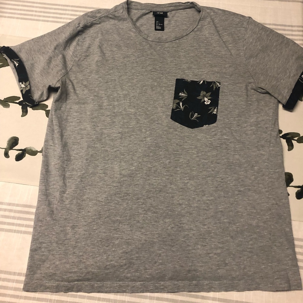 🌺H&M Men’s Pocket Tee🌺